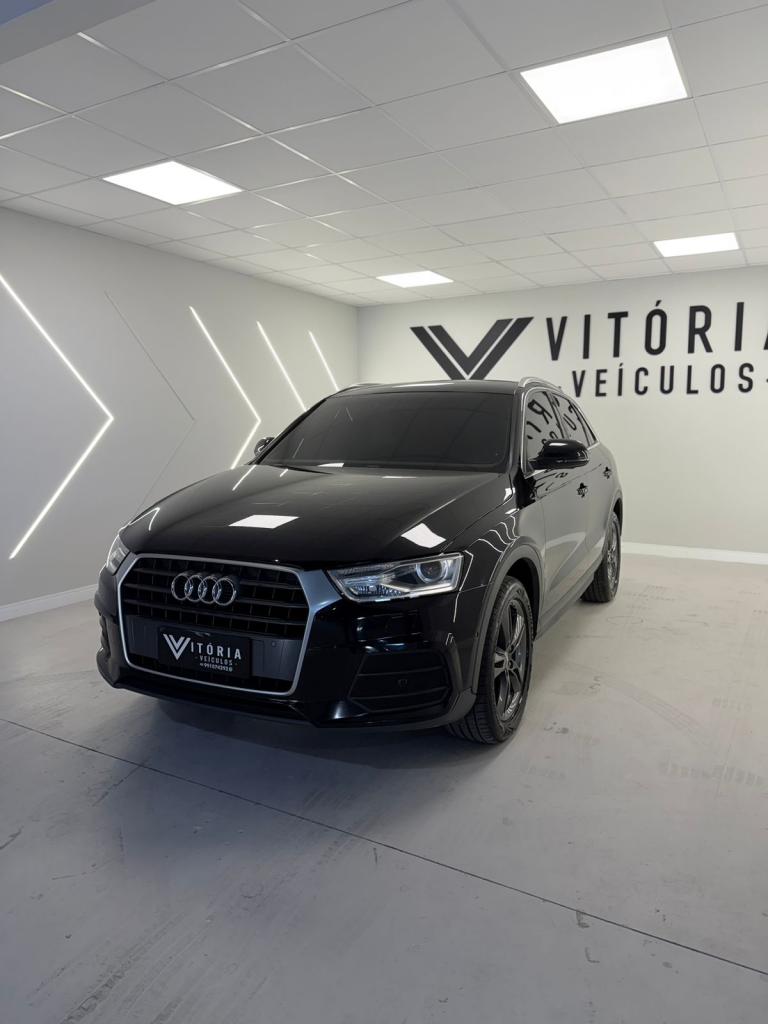 Audi Q3 preto no showroom da Vitória Veículos